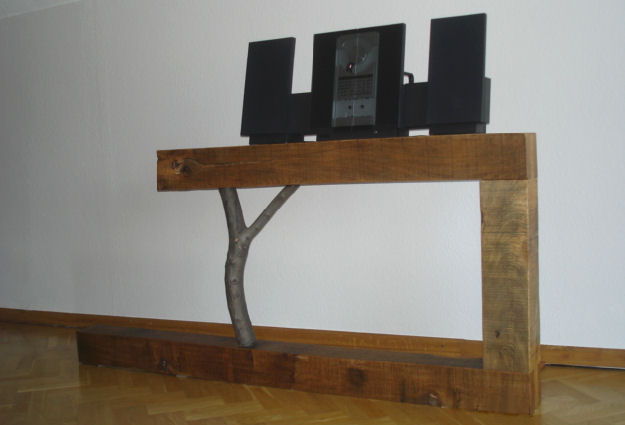 Design-Möbelstück aus Massivholz mit organischem Astfuß, gefertigt von der Tischlerei Stegers