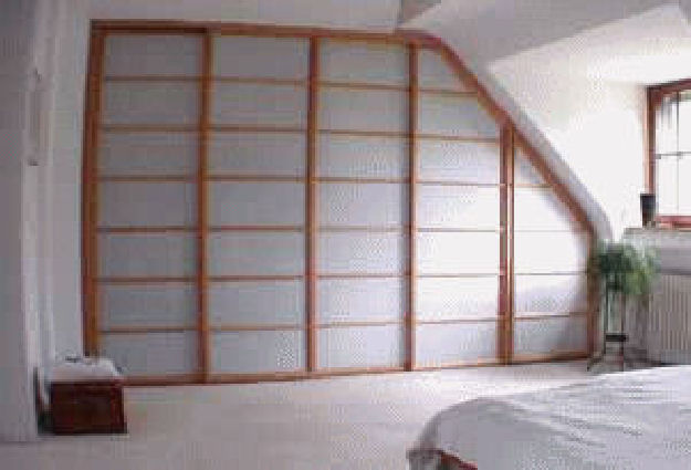 Maßgefertigte Shoji-Schiebetürenwand der Tischlerei Stegers in einer Dachgeschosswohnung in Köln